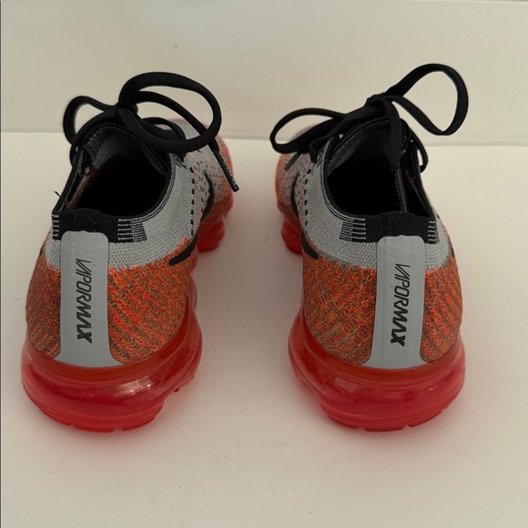 EUC Nike Air Women’s VaporMax Flyknit Wolf Grey Bright Crimson 7 Sneakers Shoes - Picture 5 of 9